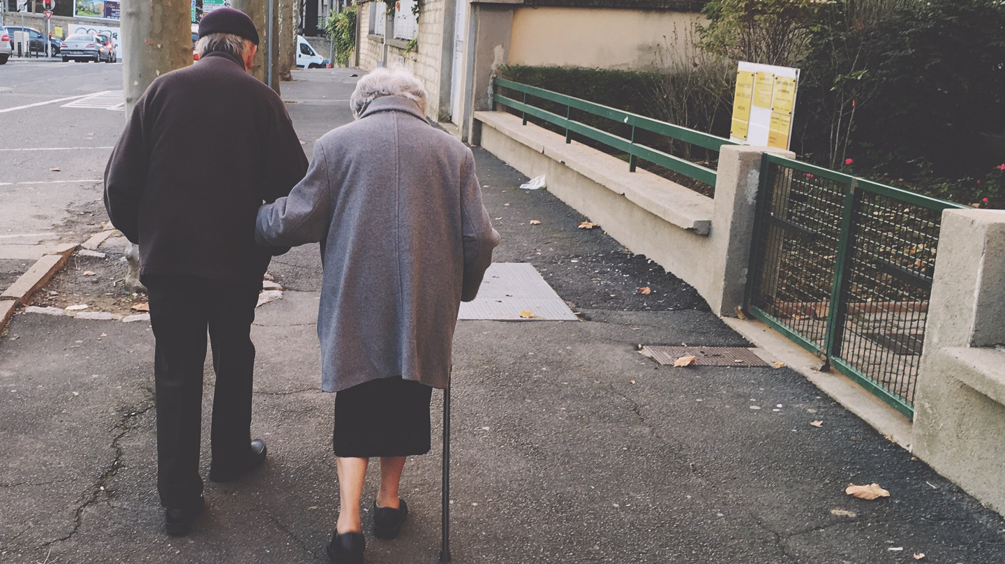 Un couple de personnes âgées dans la rue