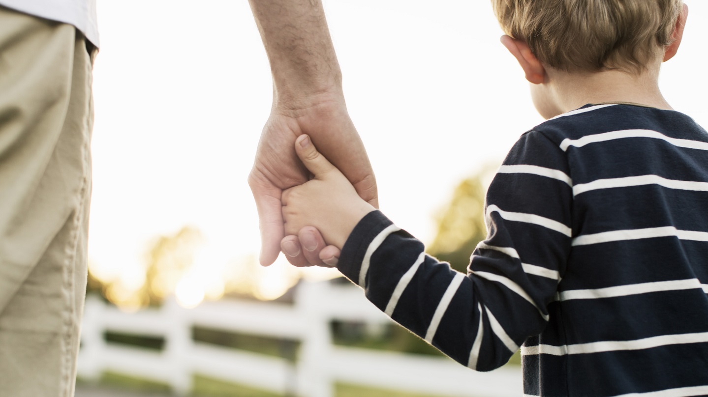 Un père et son enfant.