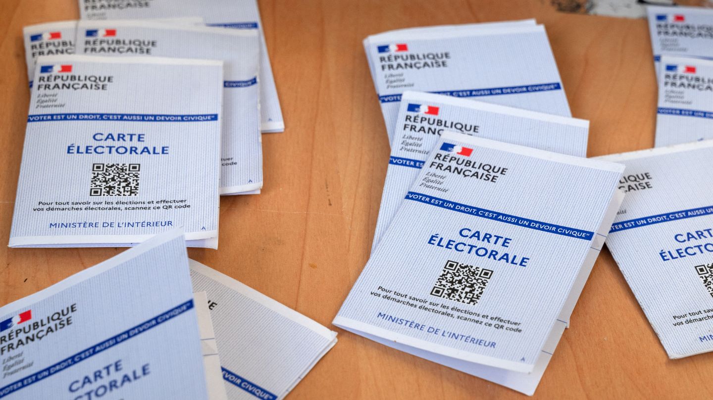 Des cartes d'électeurs.