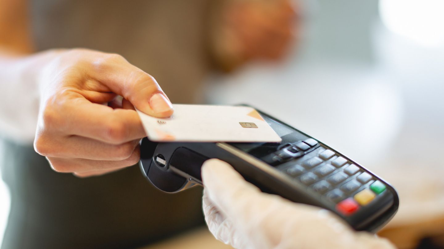 L’accès à des services bancaires est aujourd’hui le préalable d’une pleine insertion économique et sociale. (Ici, un paiement sans contact)