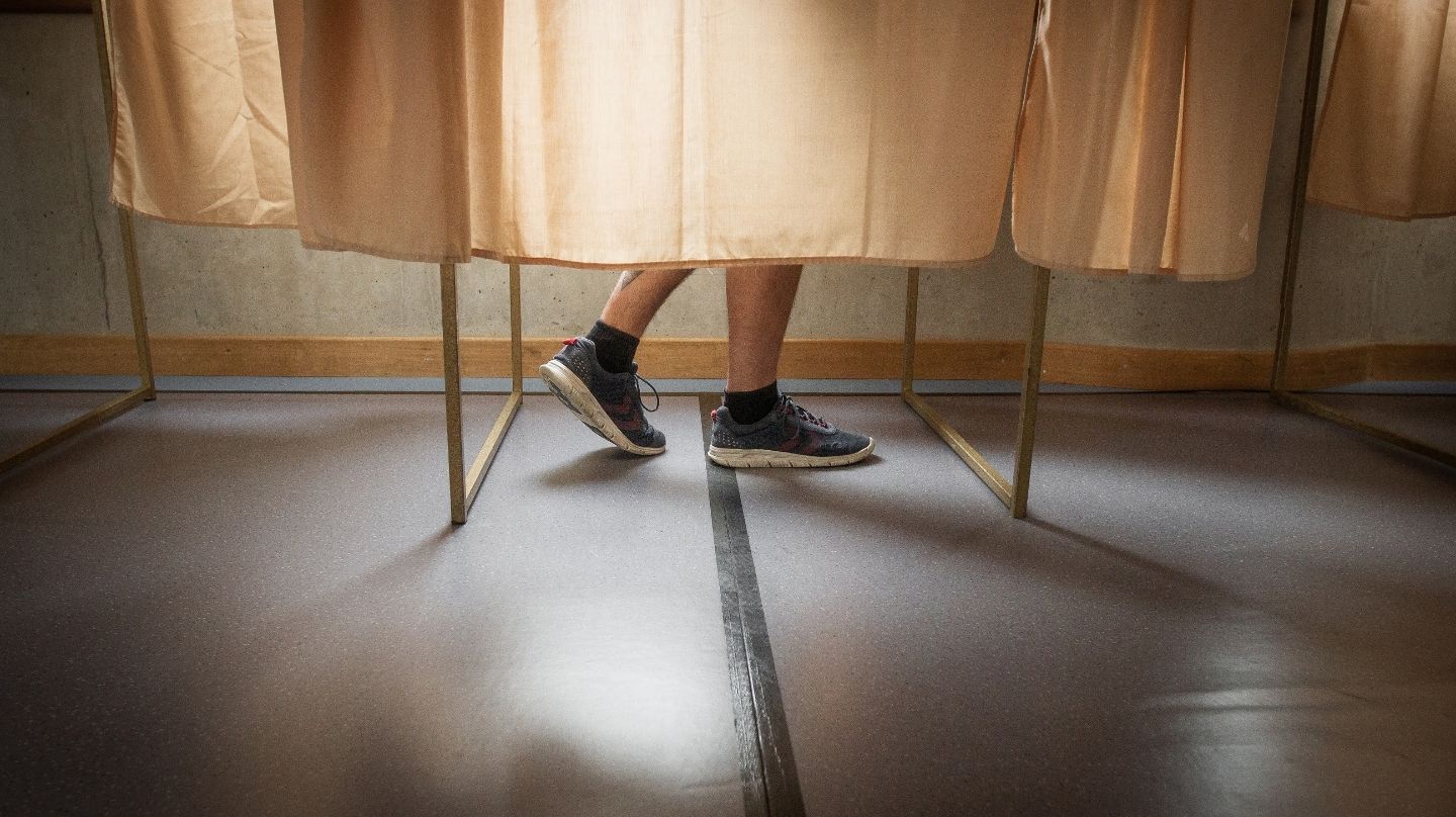 Un homme dans un isoloir.