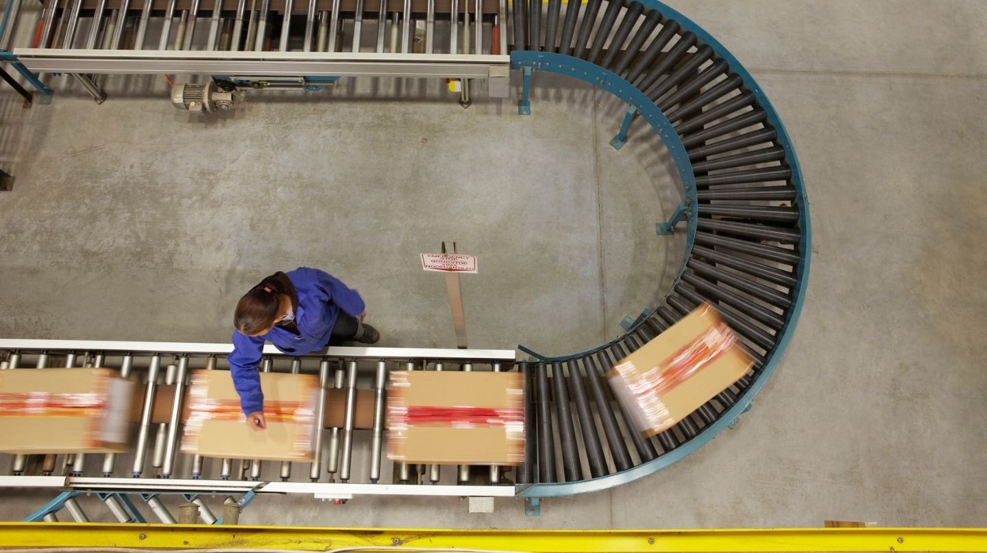 Une manutentionnaire sur une chaîne de production.