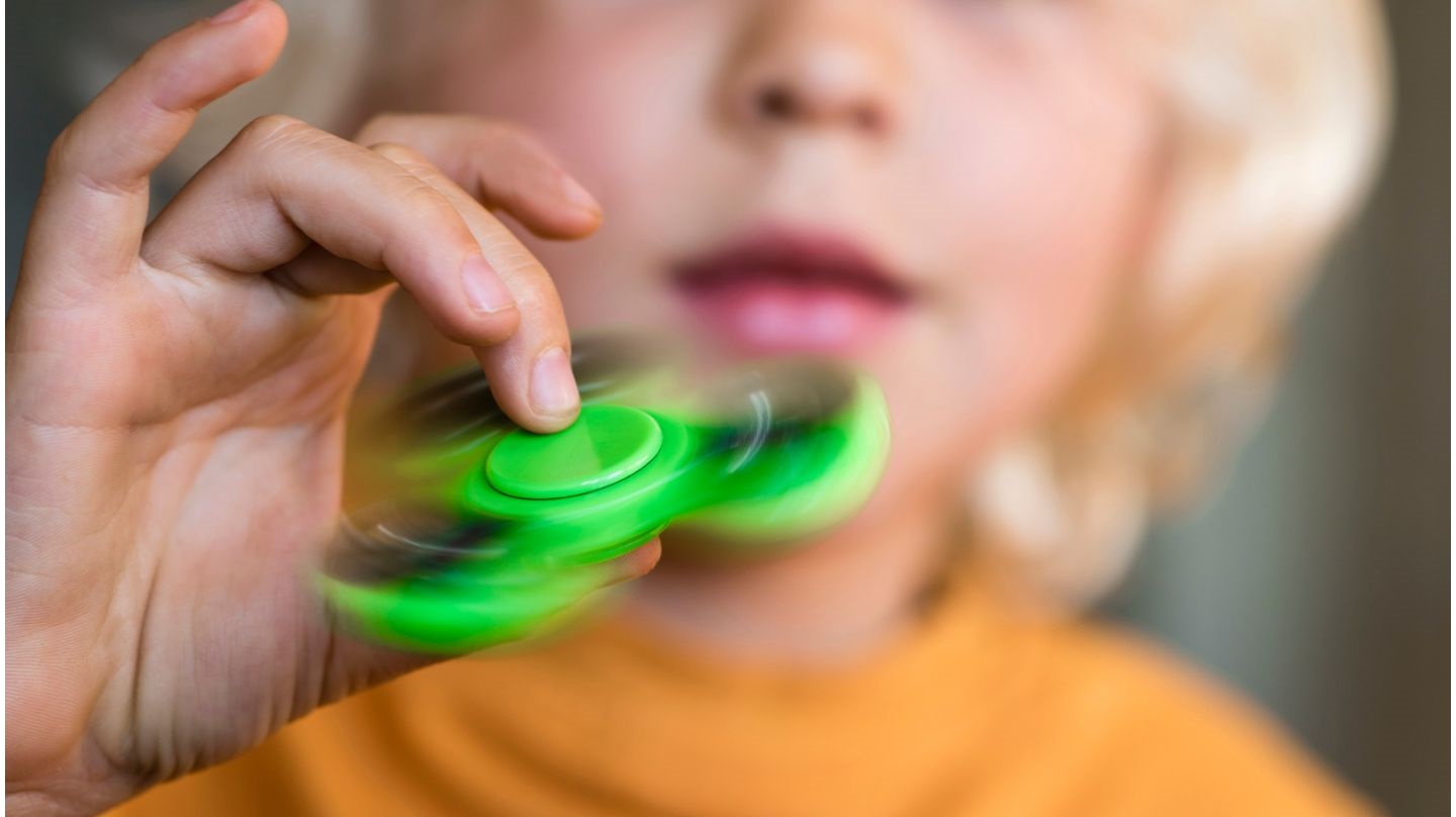 Un enfant joue avec un hand-spinner
