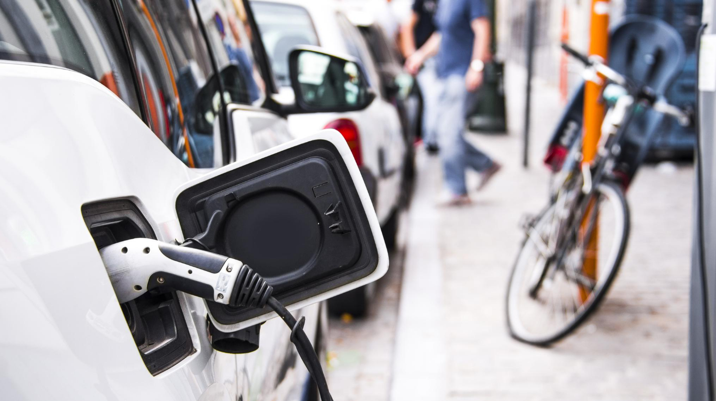 Une voiture électrique en charge.