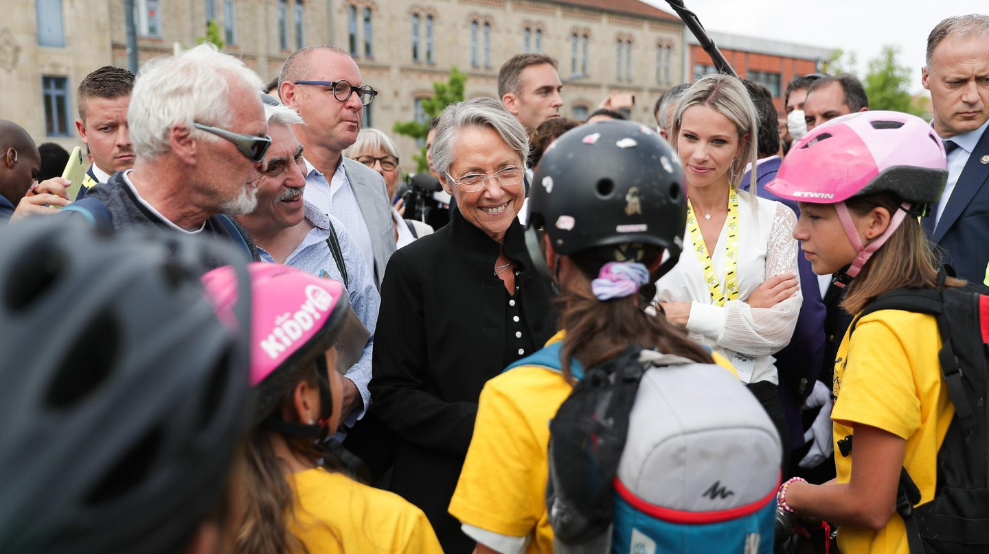La Première ministre Élisabeth Borne sur le départ de la 5e étape du Tour de France Femmes, le 28 juillet 2022.