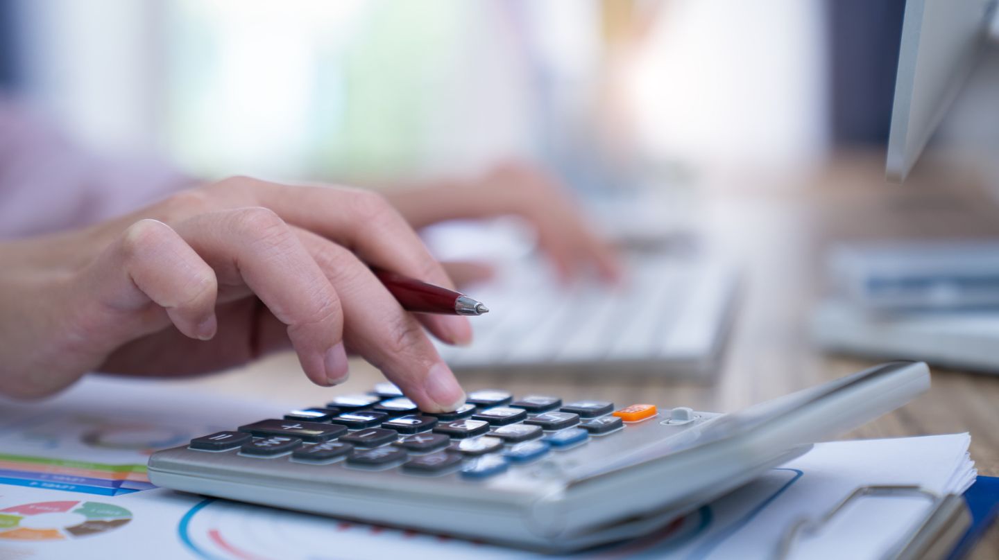 Une femme fait ses comptes.