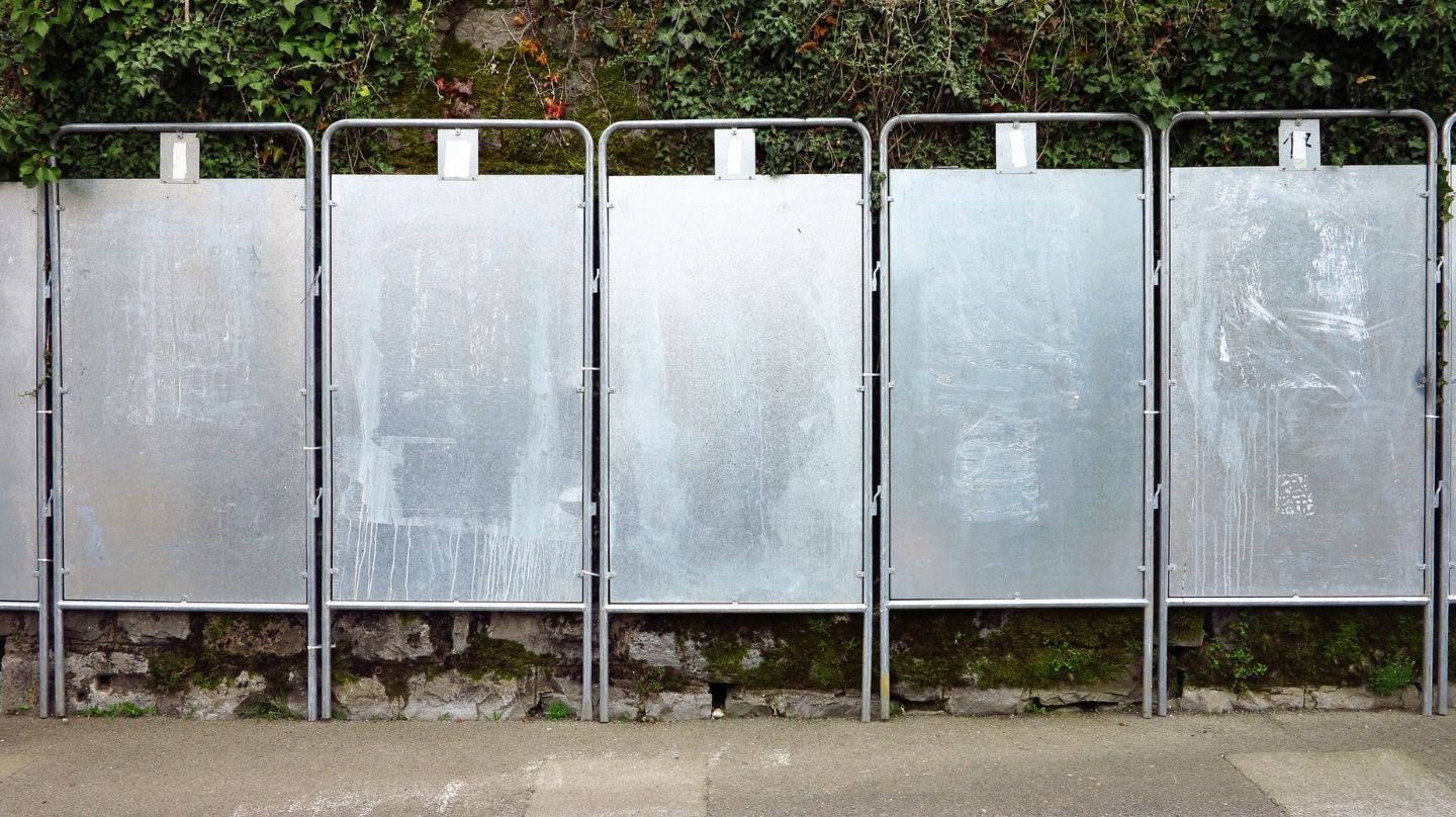 Des panneaux d'affichage électoraux vierge.