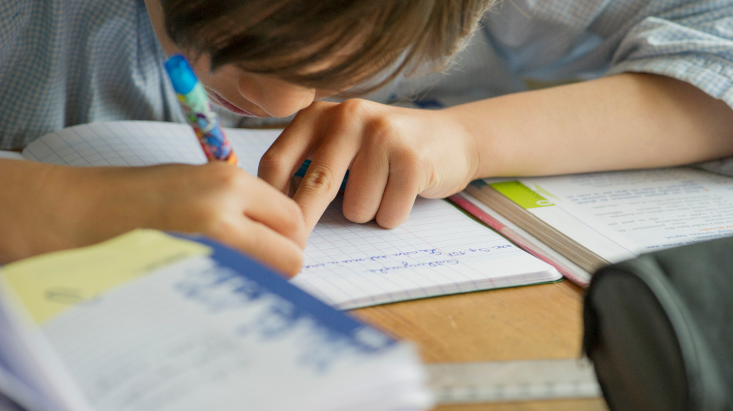 Un jeune enfant fait ses devoirs