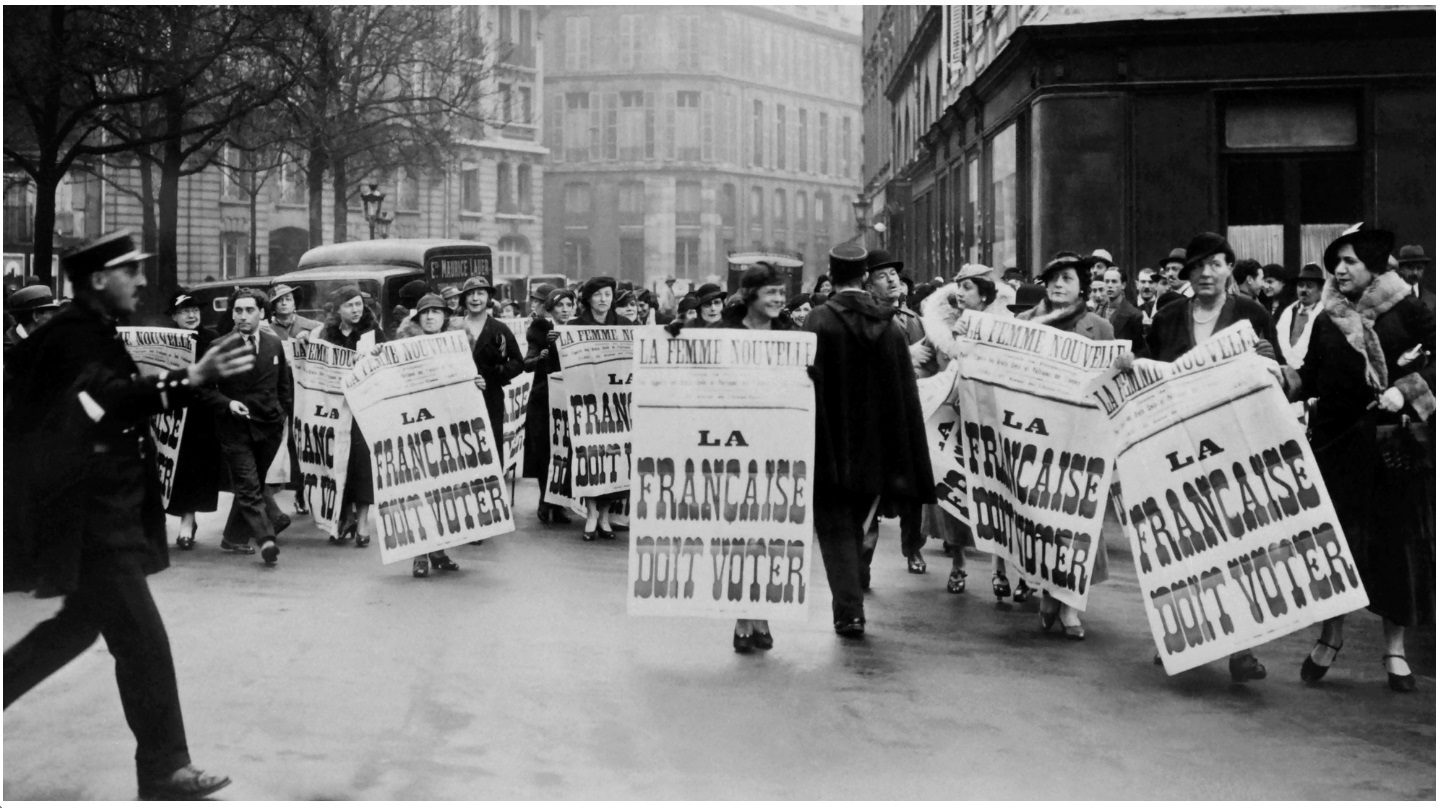 Des femmes manifestent pour leurs droits politique en 1934 à Paris.