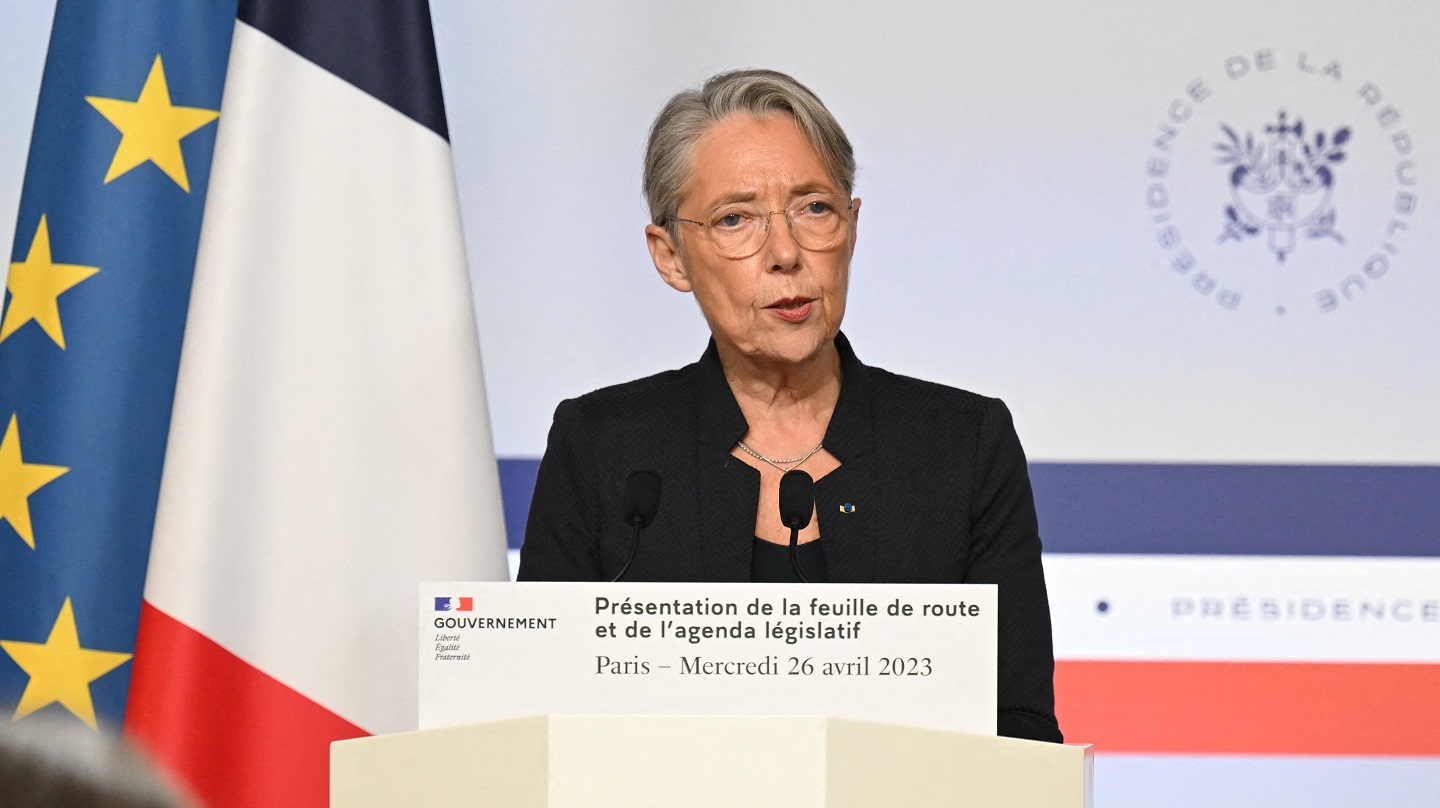 La Première ministre Élisabeth Borne au pupitre pour la présentation des priorités gouvernementales.