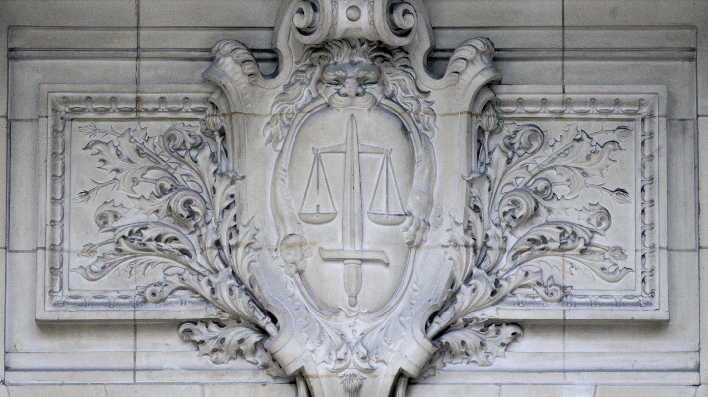 Une sculpture de la balance de la Justice.