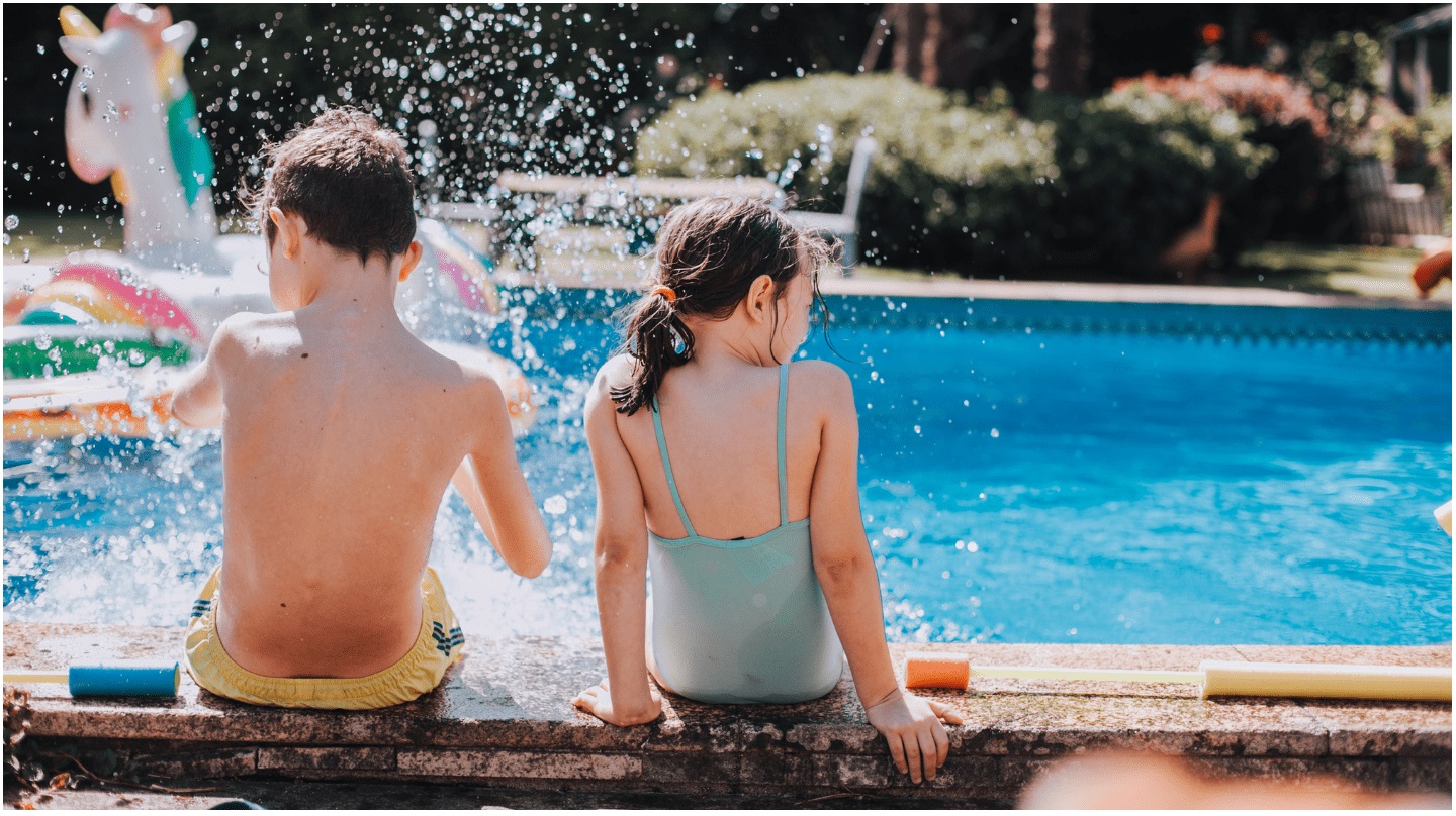 Deux enfants au bord d'une piscine.