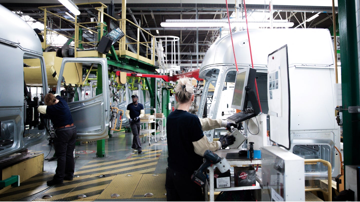 Des employés travaillant au sein de l'usine Renault Truck de Blainville-sur-Orne, à Colombelles, près de Caen, dans le nord-ouest de la France.