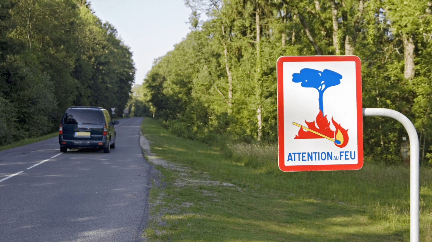 Un panneau « attention au feu ».