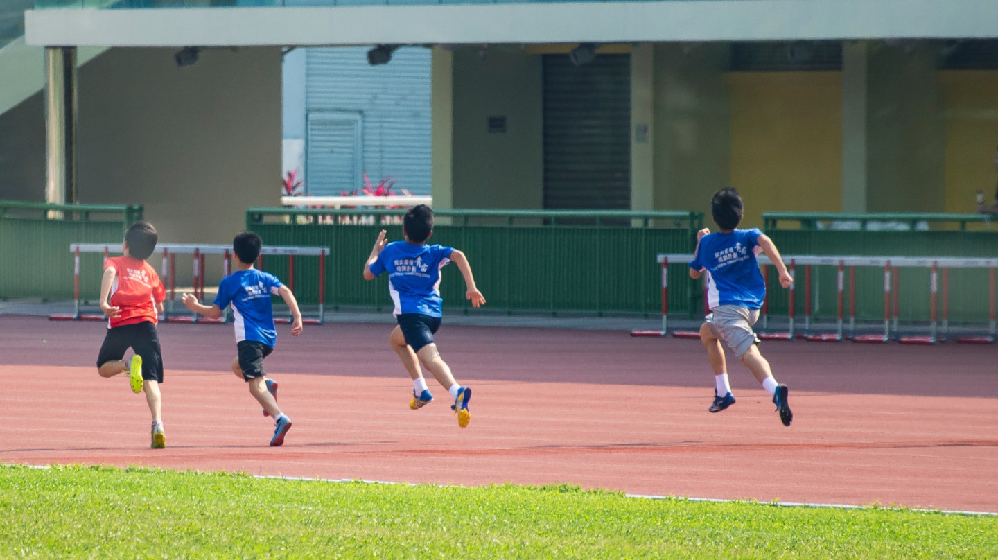 Des jeunes en train de courir pendant un cours d'éducation physique