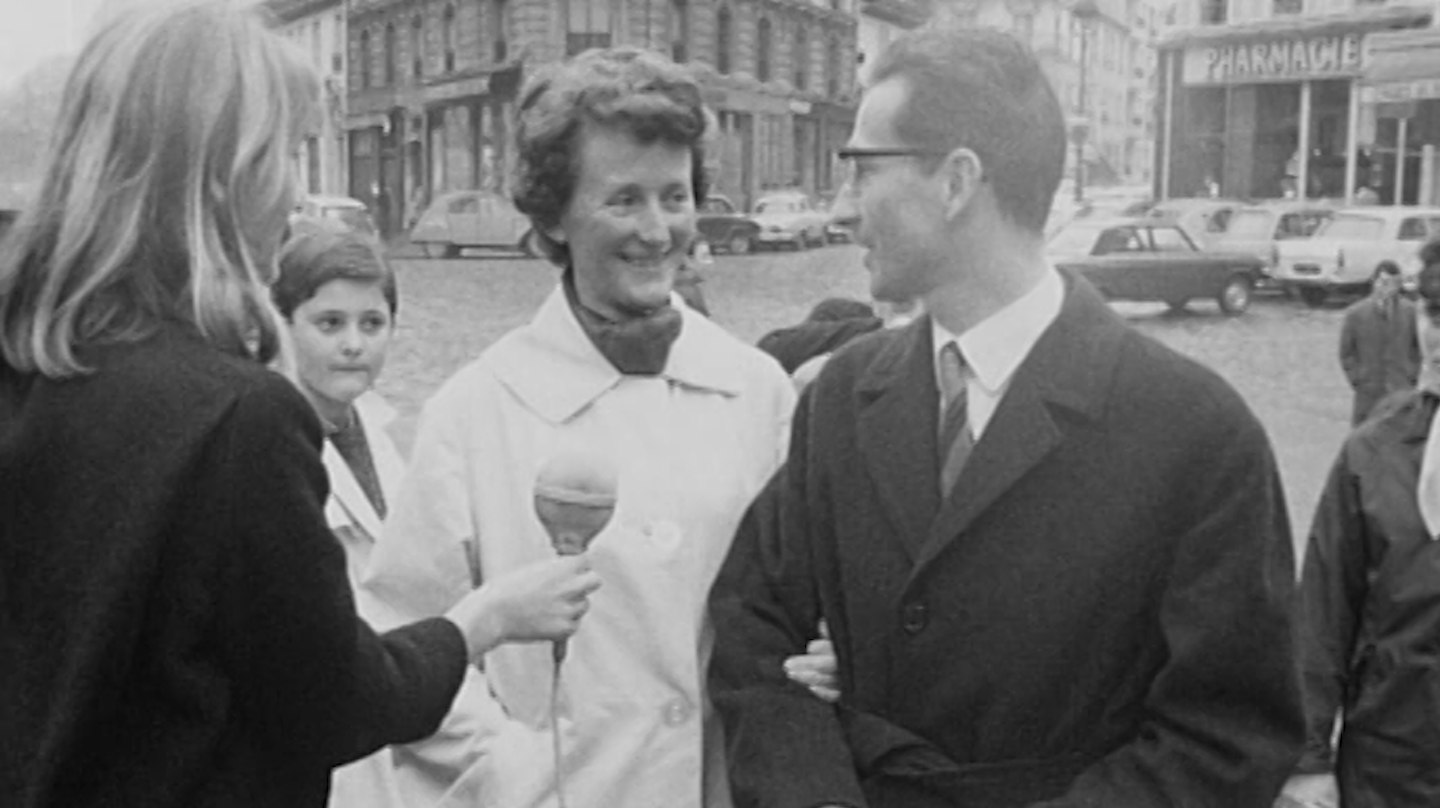 Un couple est interrogé sur la loi du 13 juillet 1965 relative à l'émancipation bancaire des femmes.