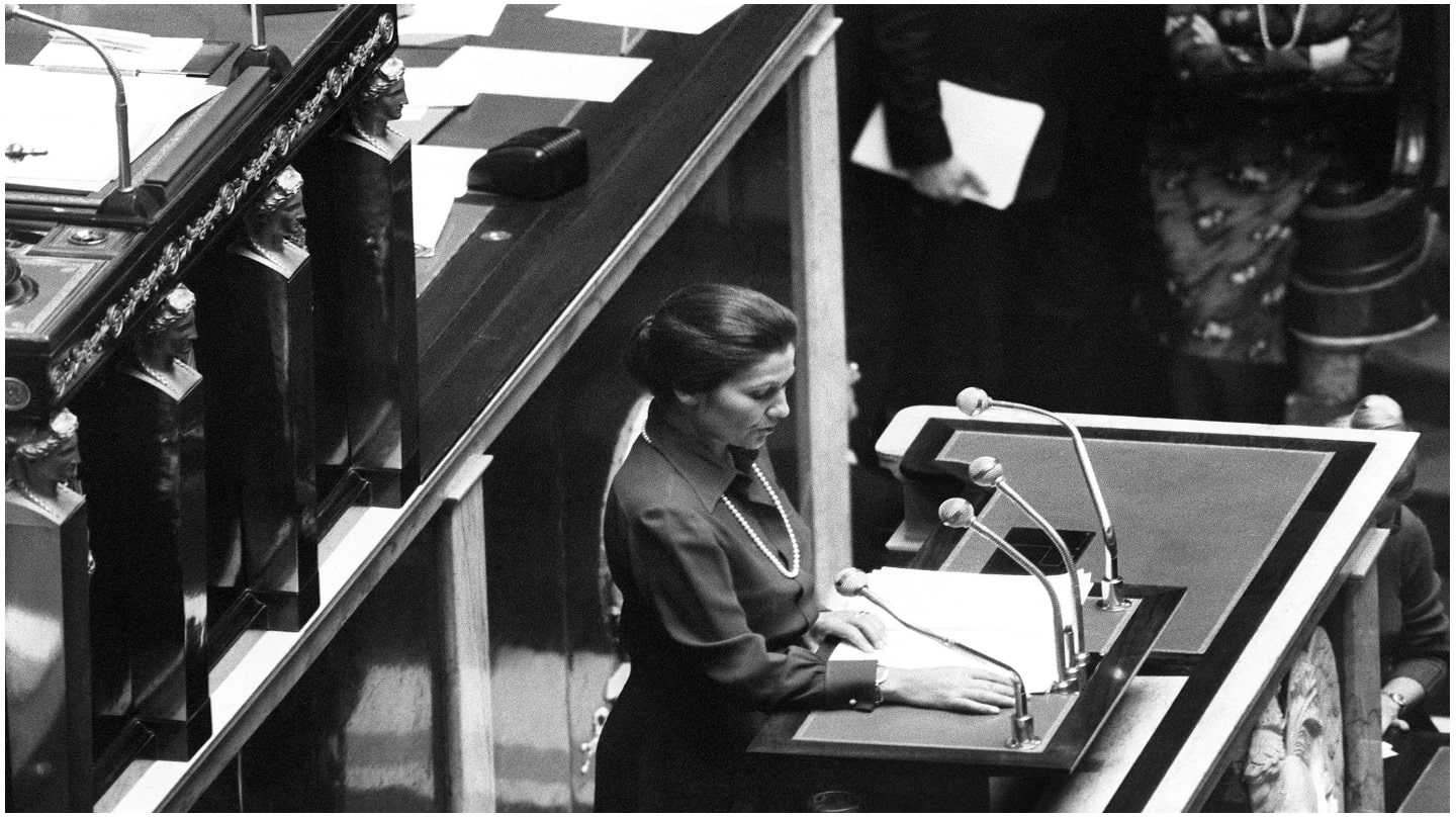 La ministre de la Santé Simone Veil devant l'Assemblée nationale en 1974.