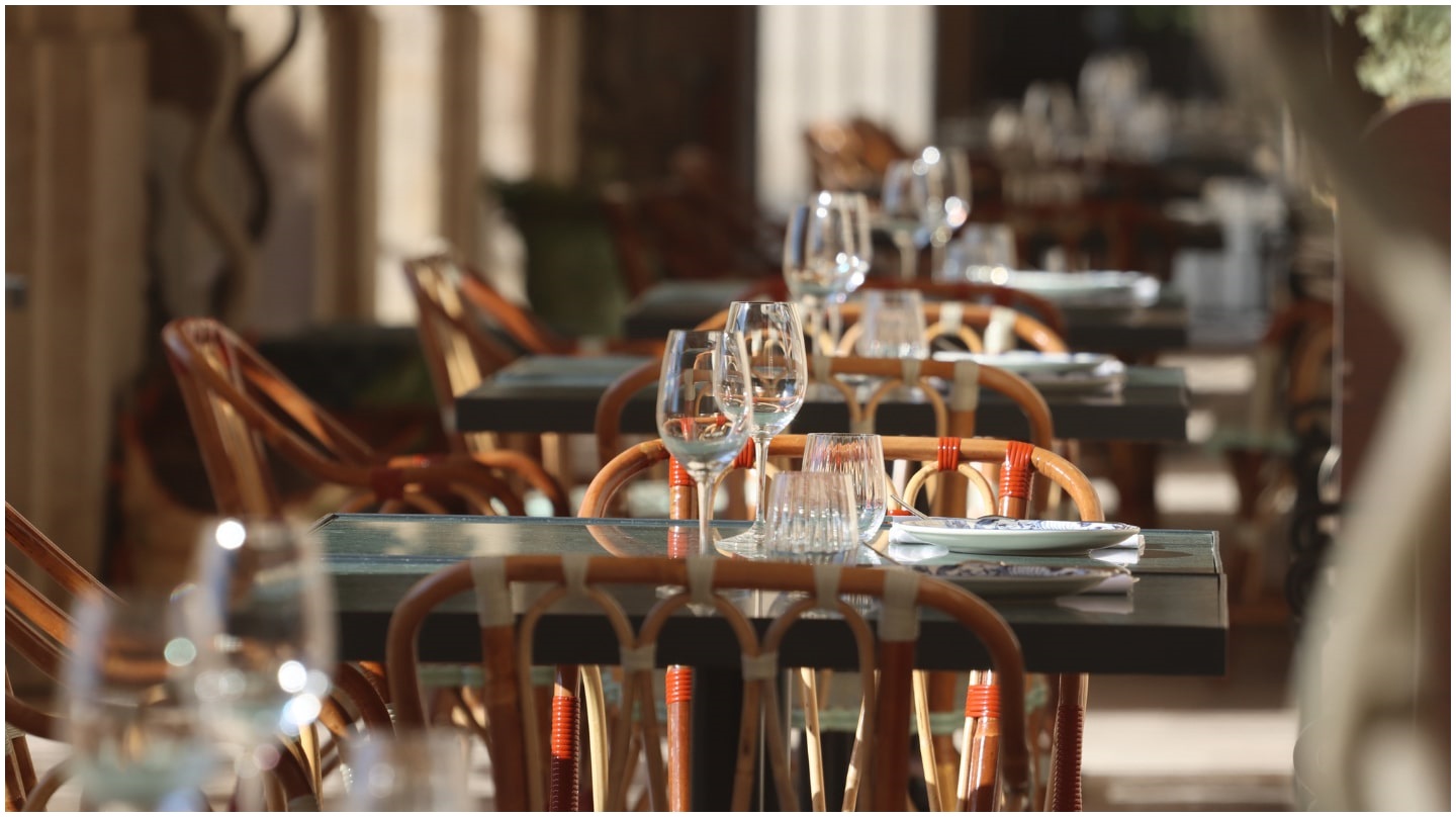 Tables de restaurant en France.