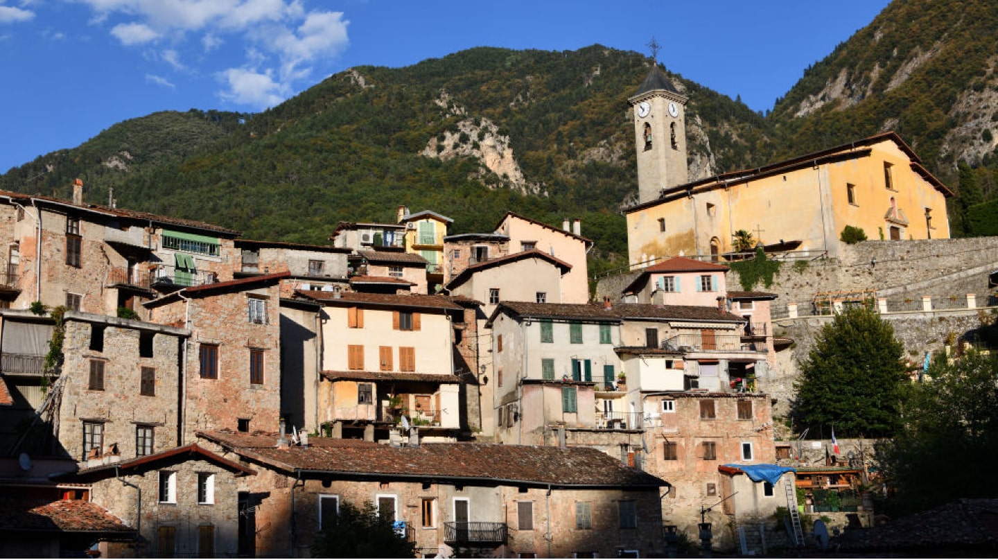 Photo illustrant un village en France.
