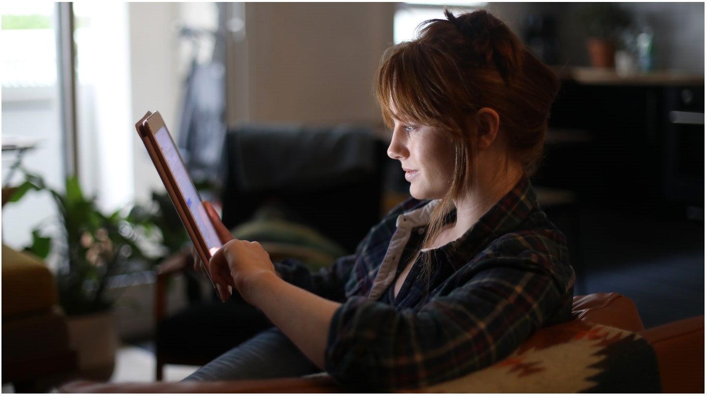 Une femme sur sa tablette.