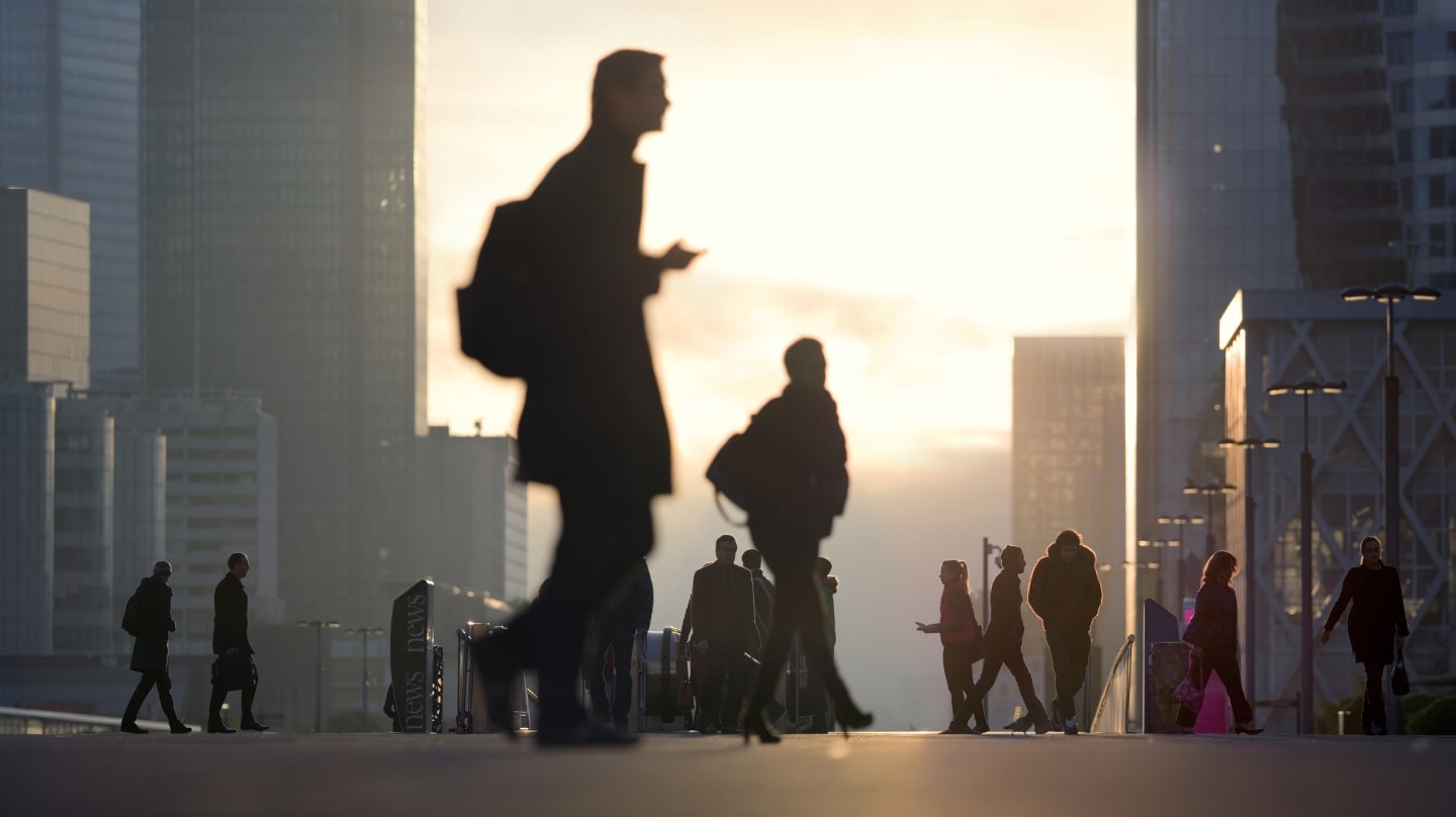 Des silhouettes sur le parvis de la Défense.