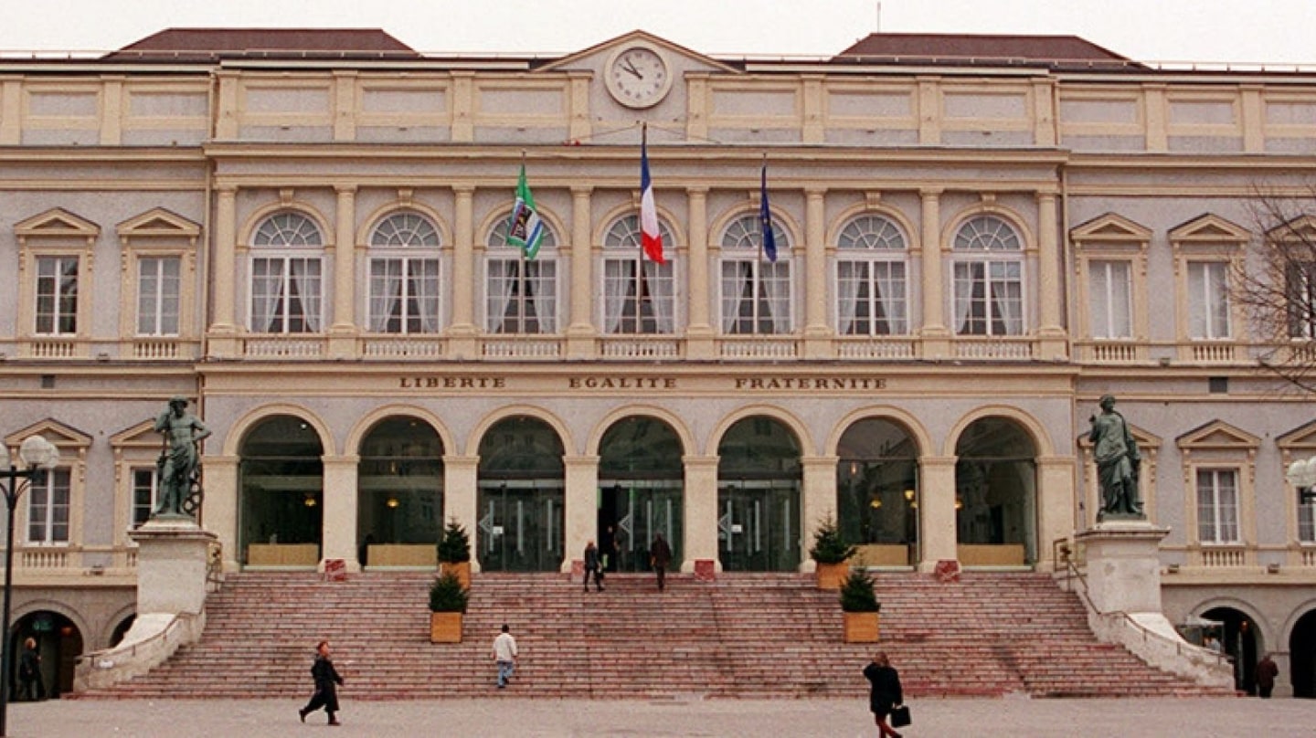 La mairie de Saint Etienne avec la devise Liberté Egalité Fraternité.
