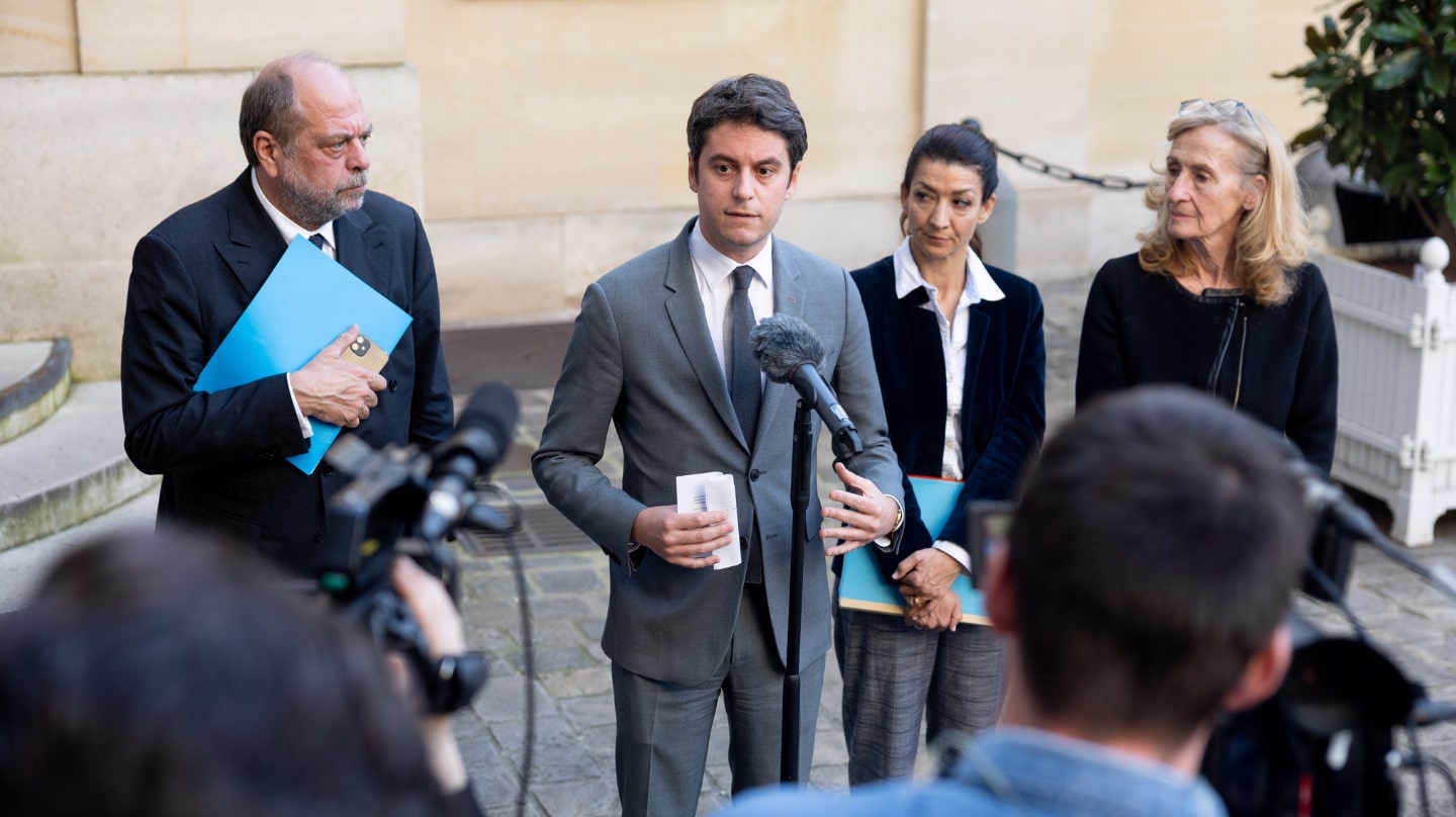 Éric Dupond-Moretti, Gabriel Attal, Sabrina Agresti-Roubache et Nicole Belloubet pendant un point presse dans la cour de l'Hôtel de Matignon.