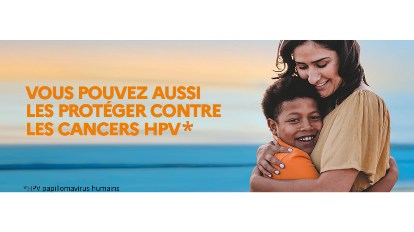 Une femme serre un garçon dans ses bras. Le slogan « Vous pouvez aussi les protéger contre les cancers HPV » est inscrit en orange.