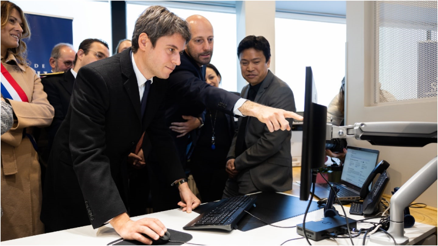 Gabriel Attal devant un ordinateur pendant la présentation de l'IA Albert