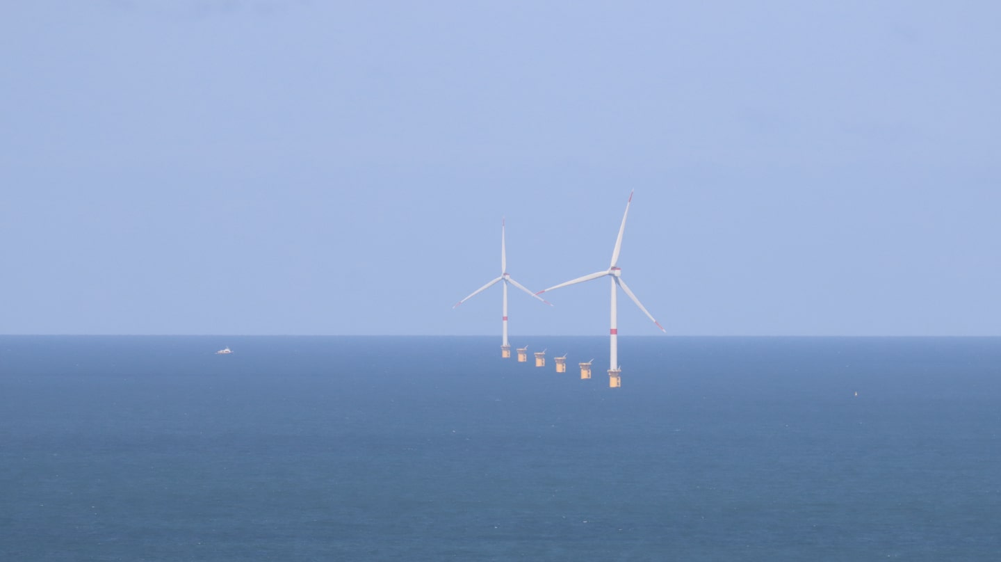 Deux éoliennes en mer.