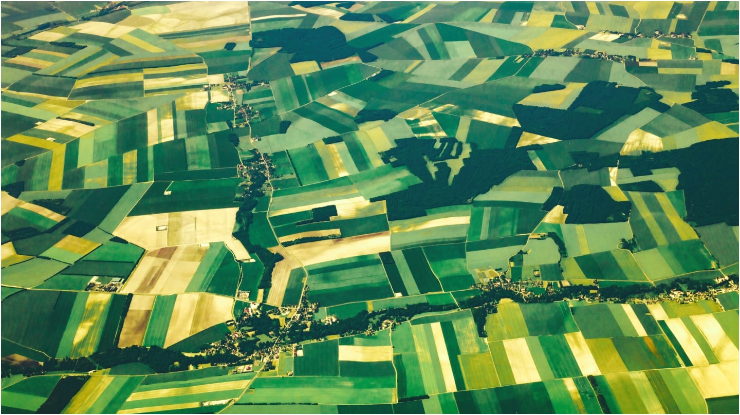 Une vue aérienne de campagne française, avec des champs bien délimités.