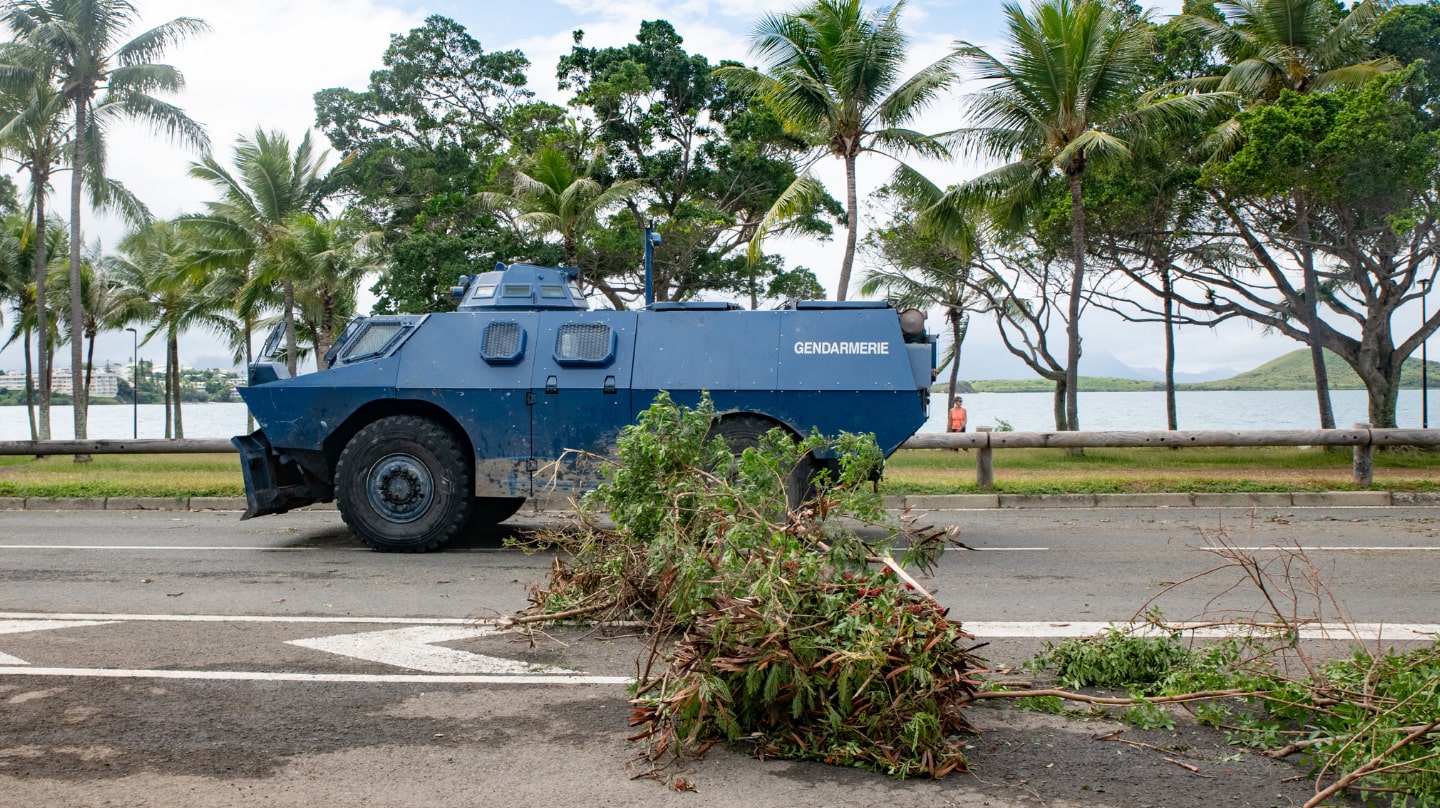 Un véhicule blindé de la gendarmerie à Nouméa, le 15 mai 2024.