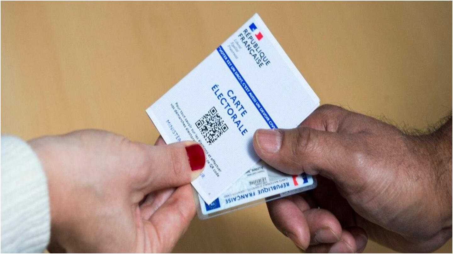 Deux mains se donnent une carte électorale et une carte d'identité