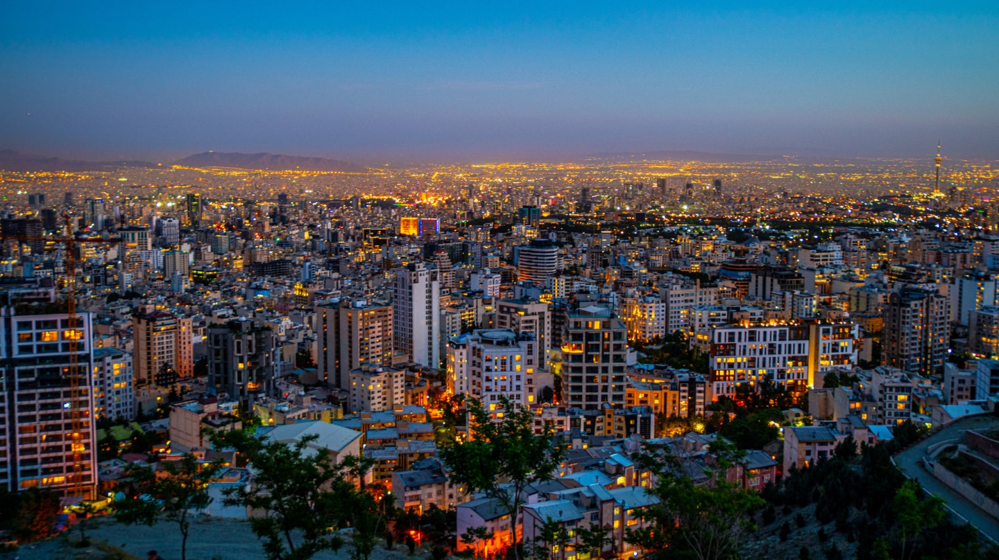 Une vue aérienne de Téhéran à la tombée de la nuit.