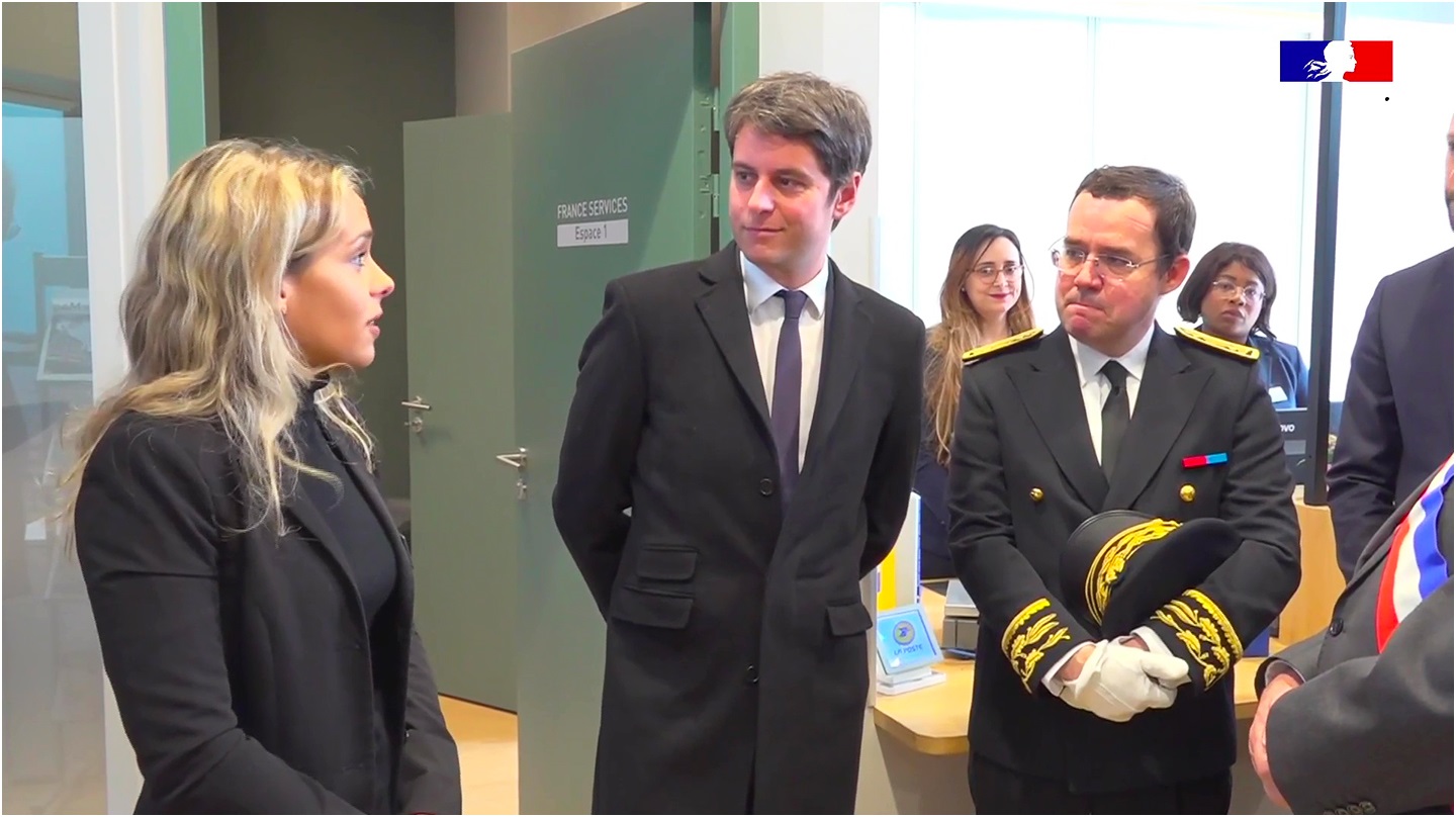 Le Premier ministre Gabriel Attal en visite à la Maison France service de Sceaux.