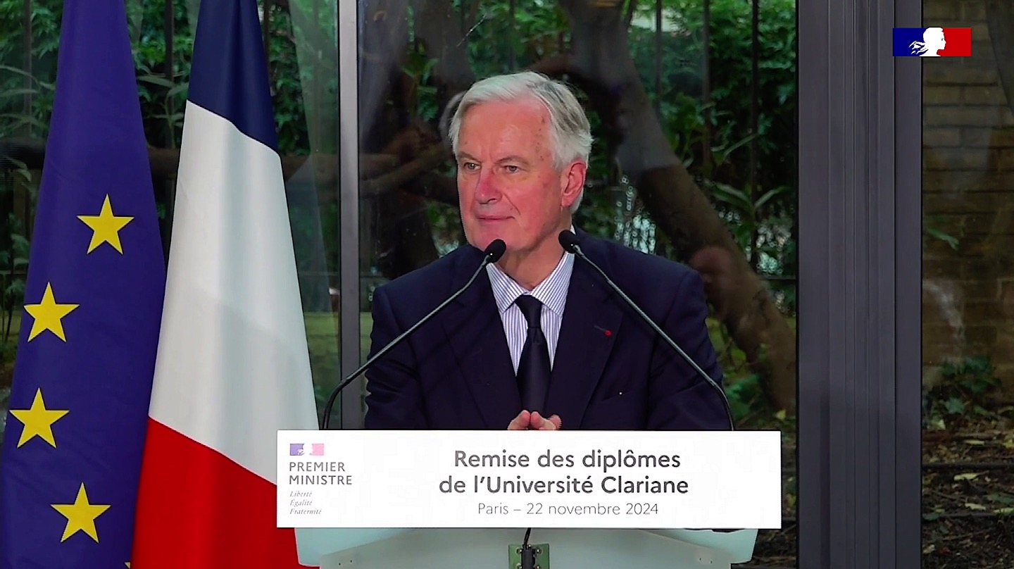 Michel Barnier pendant son discours à la remises diplômes de l'université Clariane.