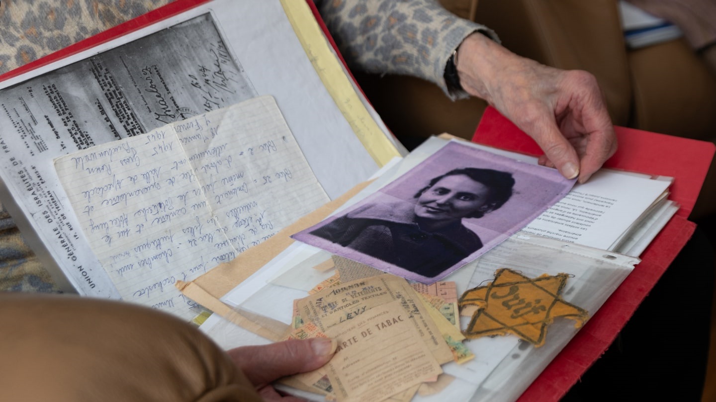Yvettes Lévy et ses documents anciens.