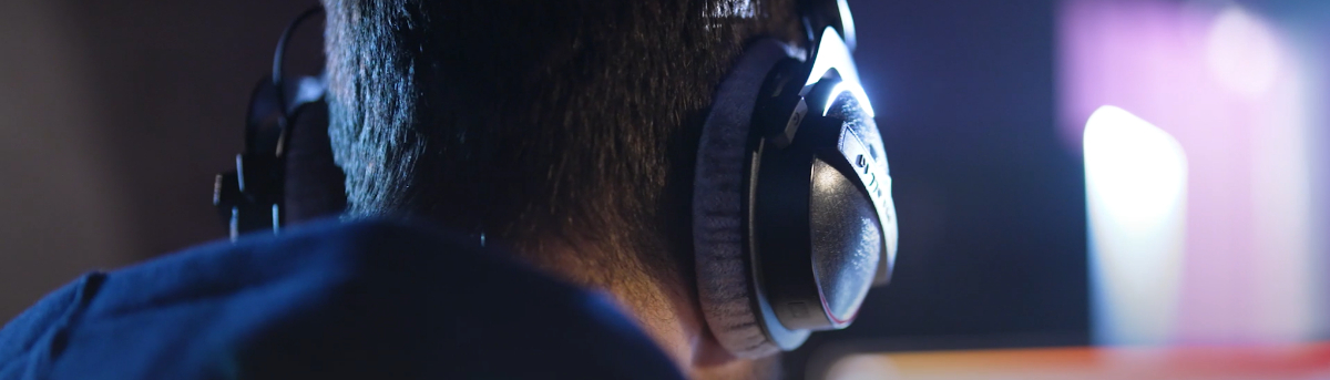 Une homme écoute avec un casque.