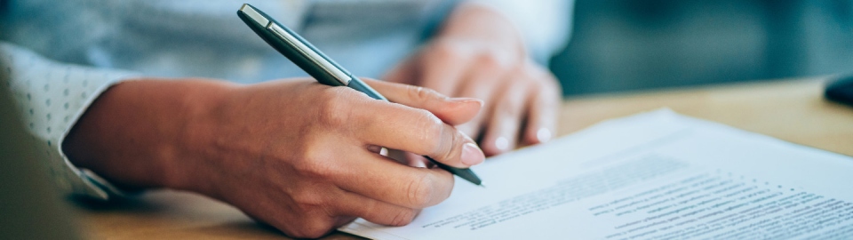 Une jeune femme signe un contrat d'embauche
