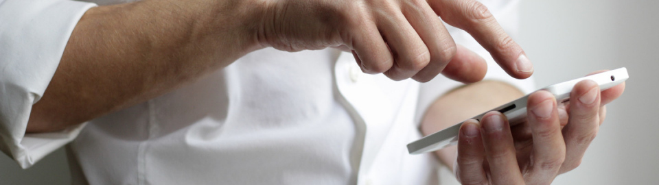 Une personne tapote sur son smartphone