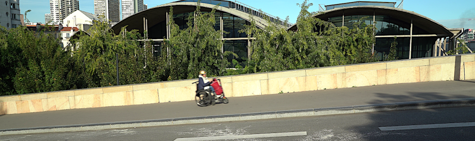 Charlotte Alaux dans son fauteuil-Trottinette grimpant une côte
