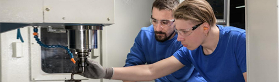 Un jeune apprenti et son formateur