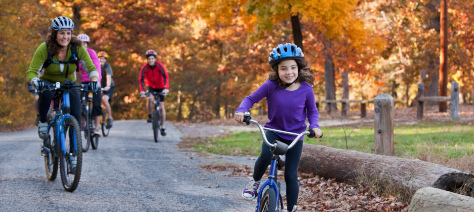 Des gens à vélo