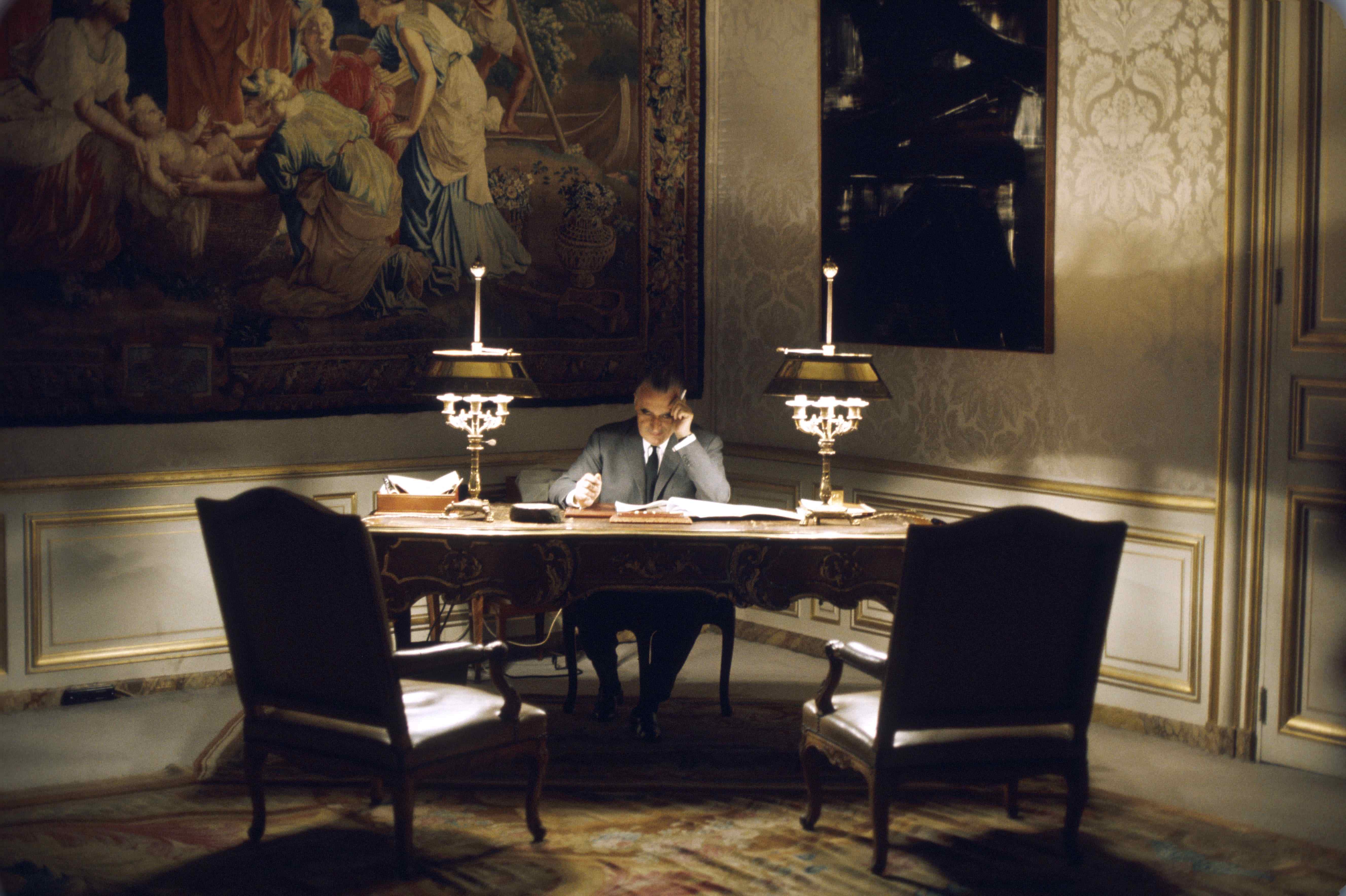 Georges
Pompidou installé à son bureau.