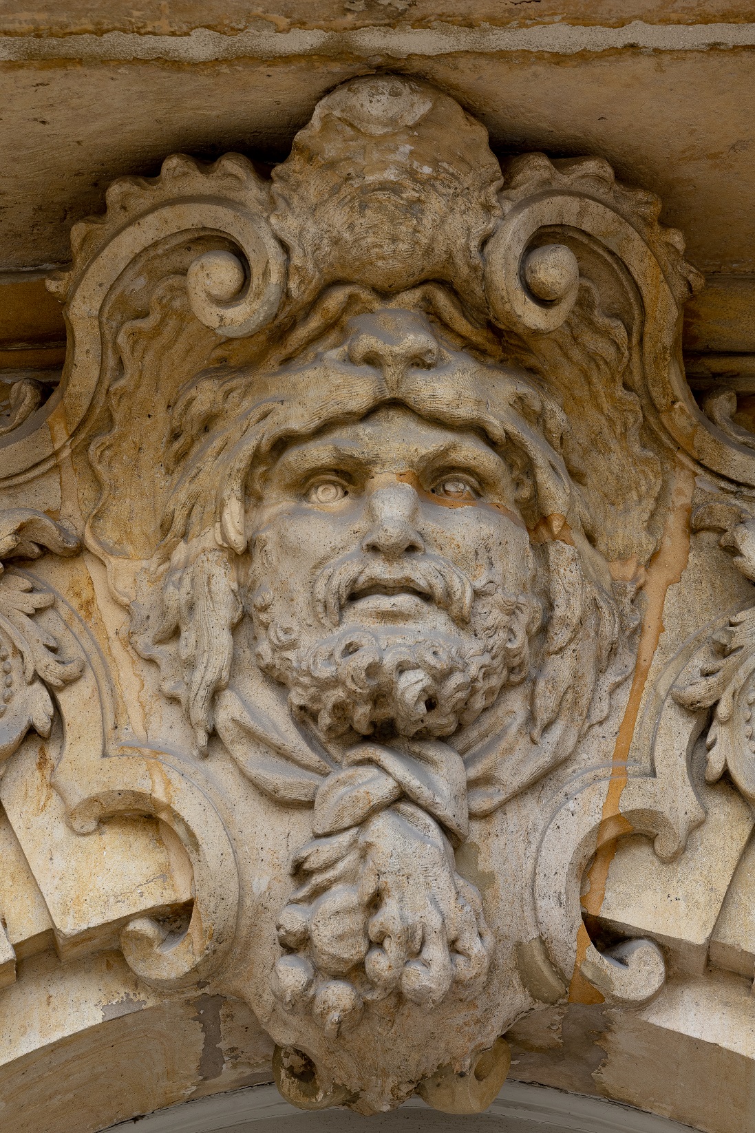 Détail
de la façade de l’Hôtel de Matignon&nbsp;: tête d’Hercule au-dessus de la porte
centrale.