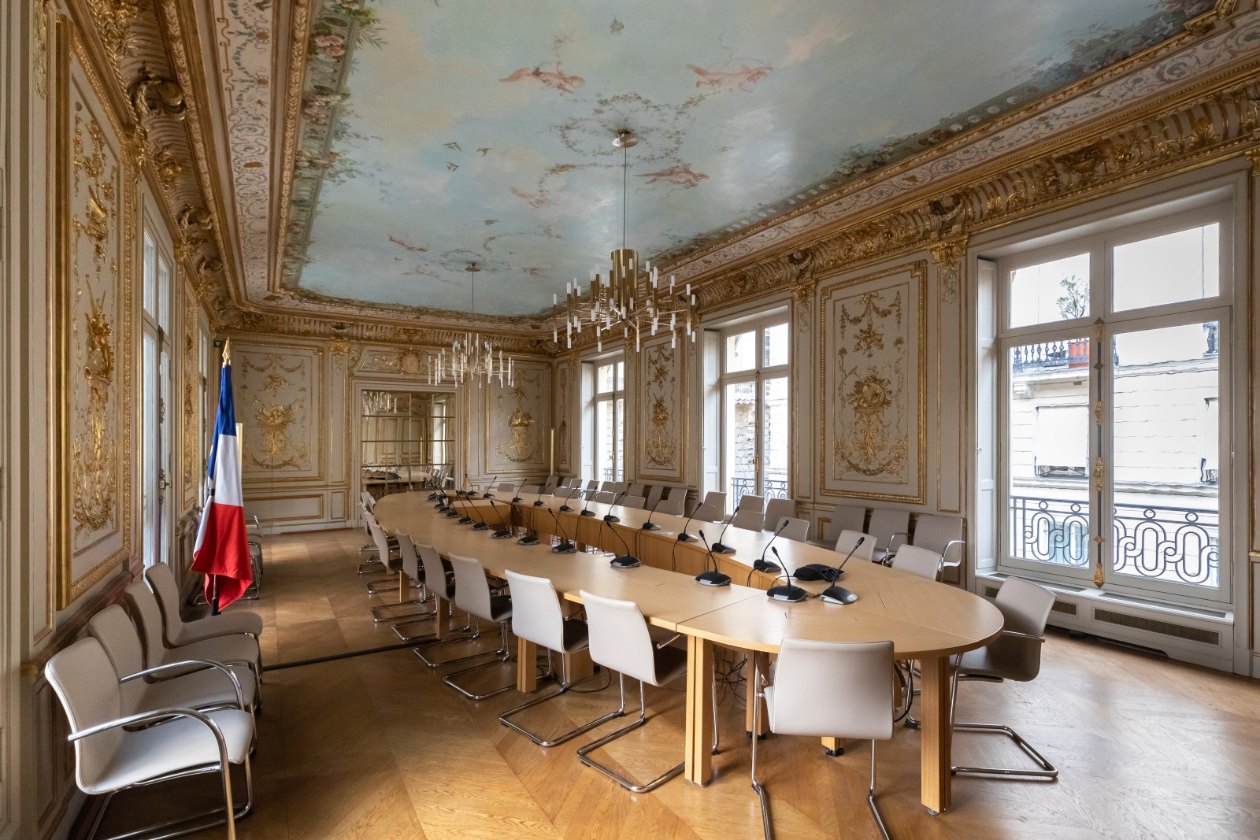 Vue de la Salle de bal avec son décor de boiseries blanc et
or et son plafond peint en trompe-l’œil