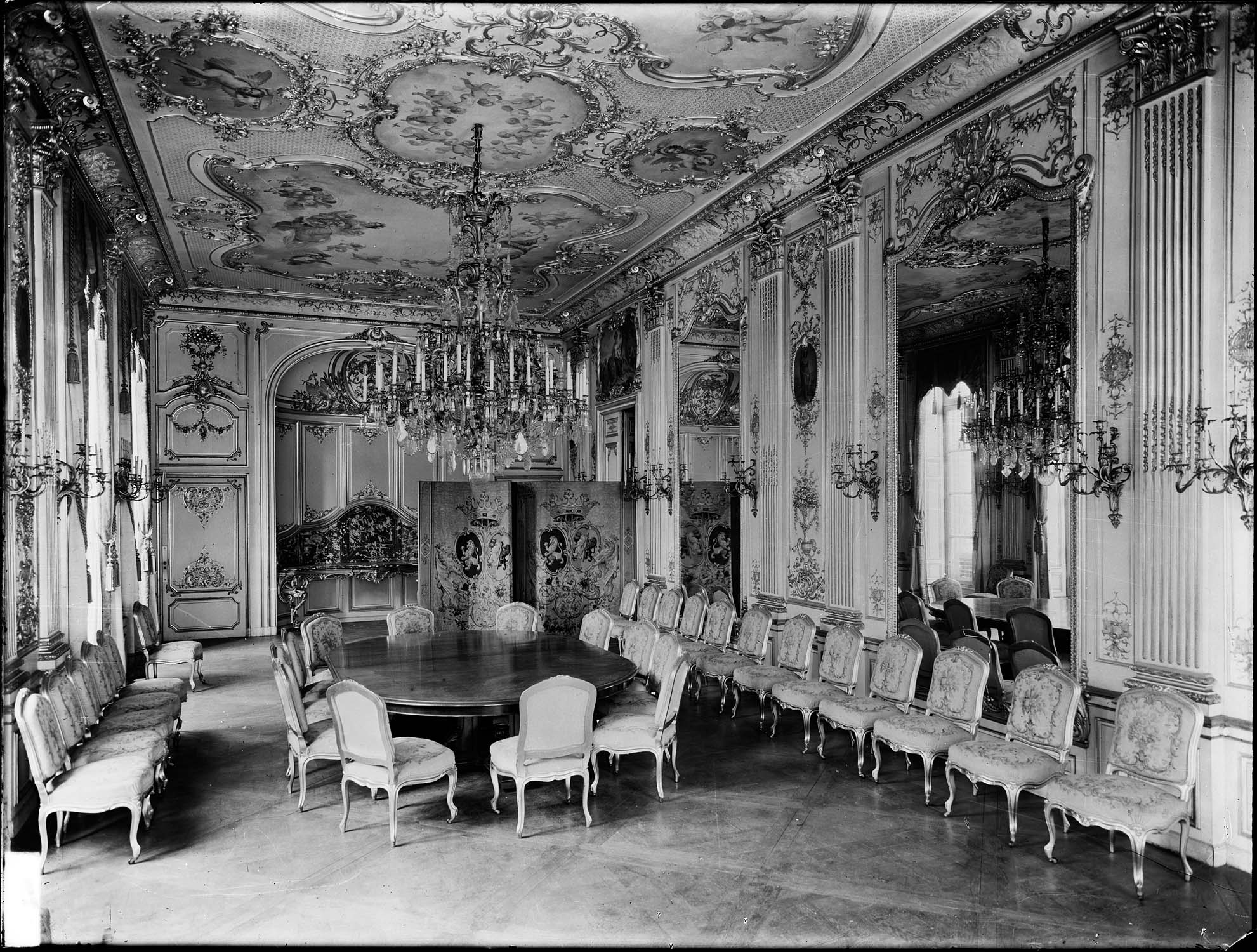 La
salle du Conseil au début du XXe siècle à l’époque de l’ambassade
d’Autriche-Hongrie.