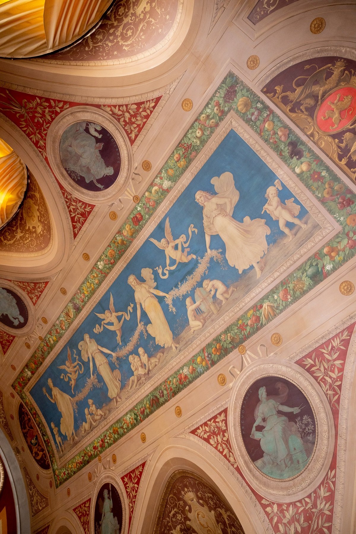 Vue du
plafond peint de la salle pompéienne.