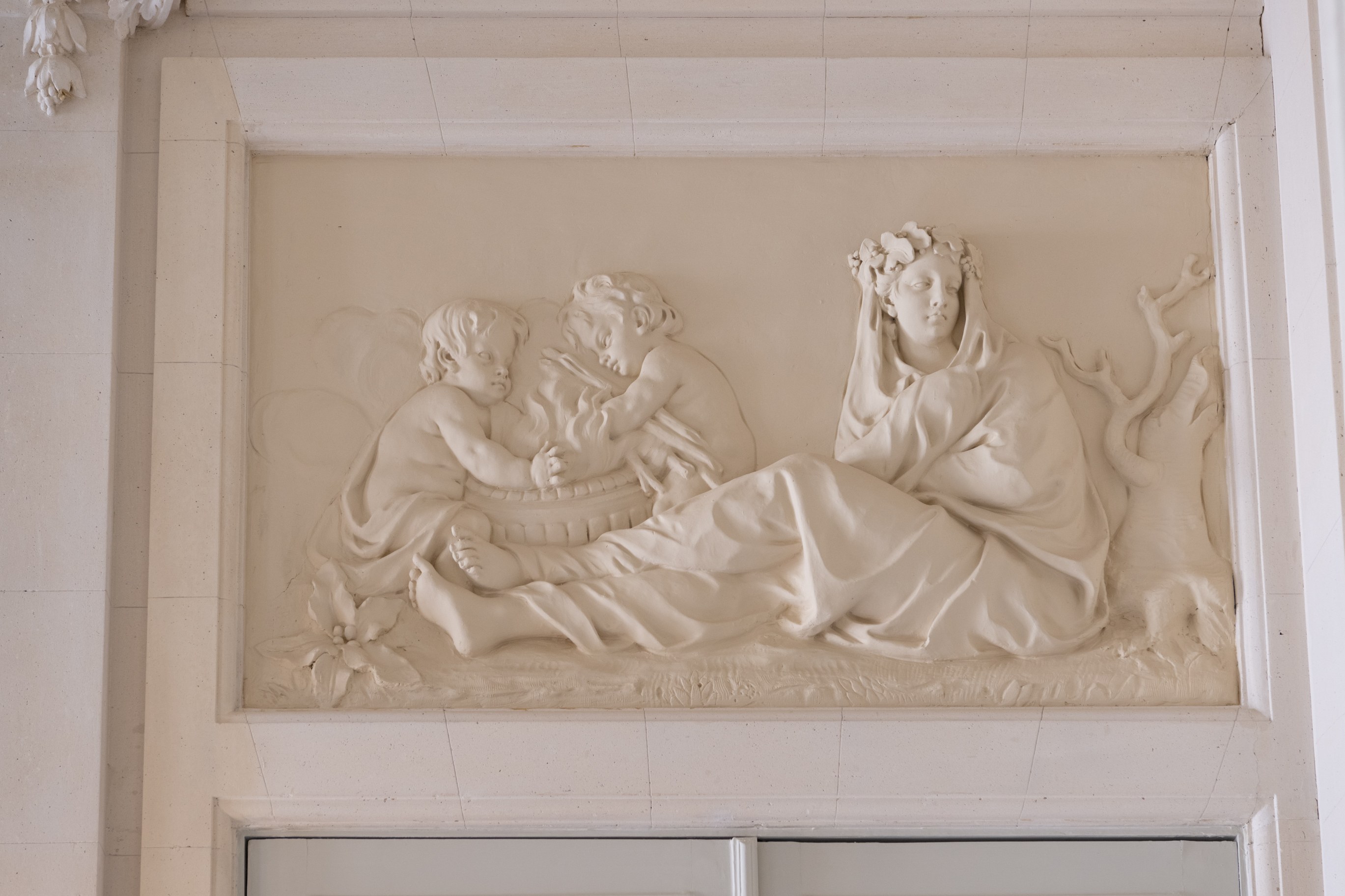 L'un des quatre dessus-de-porte du hall d'entrée - L'Hiver