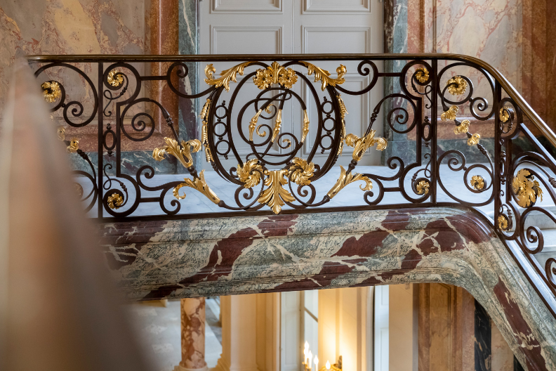 Détail de la rampe en fer forgé aux initiales de Tanneguy
Duchâtel.